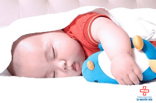 trẻ sơ sinh nên ngủ bao nhiêu tiếng một ngày